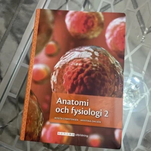 Anatomi och fysiologi 2 - Denna bok är perfekt för dig som studerar vård- och omsorgsprogrammet eller andra utbildningar med fokus på anatomi och fysiologi. Den täcker allt från människans rörelseapparat till immunsystemet och kroppens vätskebalans. En grundläggande resurs för att förstå kroppens funktioner och utveckling.