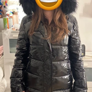 Glansig pälsjacka - En glansig pälsjacka med äkta päls av räv. Jackan är från Garoff använd en vinter. Nypris 3500kr går att buda.