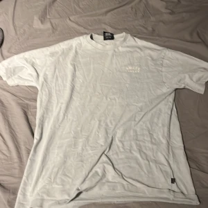 Snygg tröja från sweet SKTBS - T-shirt från sweet SKTBS. Bra material och fint skick, lite sliten där bak på trycket. Pösig passform 