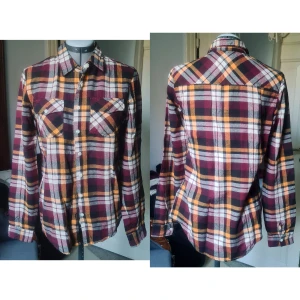 Flannelskjorta vinröd/orange/svart/vit S - Fint skick, knappt använd. 100% bomull. Midjevidd: 46, längd: 69, ärmlängd: 65