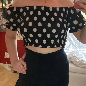 Prickig crop top - En prickig crop top från Stophe Studios! Puffärmar, väldigt stretchig och storlek S, använd en gång. 