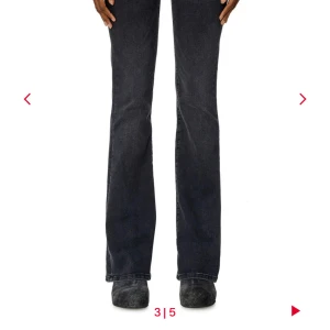 Lågmidjade Diesel jeans bootcut  - OBS säljer två jeans. En i storlek 23 i midjan och den andra 26 i midjan. Längden samma.  Lågmidjade bootcut Diesel jenas i superfint skick!! Använd fåtal gånger! Perfekta i längd för mig som är 167cm lång  Storlek: w23 L32 och w26 L32                                                                   Kan tänka mig sänka pris 
