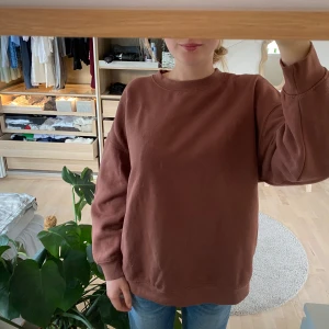 Sweatshirt zara - Säljer denna bruna lite oversized sweatshirten från zara💞 Fint skick!