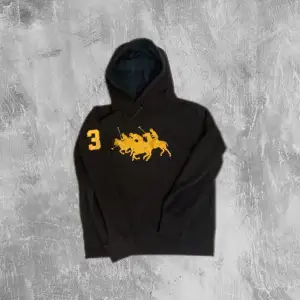 Ralph lauren hoodie storlek M, bra skick. Väldigt snygg design med flanell mönster i luvan. Otroligt sällsynt och slutsåld överallt. Nypris runt 3500kr, kom med bud och prisförslag, vet ej vad jag vill sälja för än 