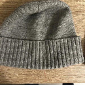 Ralph Lauren mössa i ljusgrå färg  - En nästan helt ny ralph Lauren mössa i ljusgrå färg. Inga defekter eller skador på plagget. 