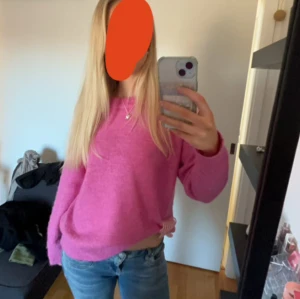 Stickad tröja - Jätte gullig trendig stickad tröja. Perfekt nu till höst/vintern!! Otroligt liten i storlek skulle jag säga eftersom det är stl xxl på tröjan men passar mig som är stl S/M 
