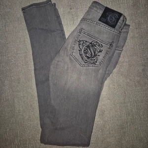 Crocker jeans - Low waist. Stuprörsjeans. Ljusgrå.  Har tyvärr inte lappen med storlek kvar men skulle säga att de sitter som mina andra i storlek: W27 L34. Snyggt märke på bakfickorna! Nyskick. 