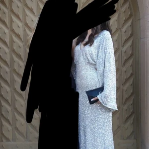 Balklänning  - Jag köpte min balklänning för 950 men kan sälja den för mellan 500-800kr. Den är jättefin och i bra skick. Kan skicka närmare bilder om någon vill. Det är en glittrig silverklänning med paljetter. Skriv till mig för  frågor eller bilder.