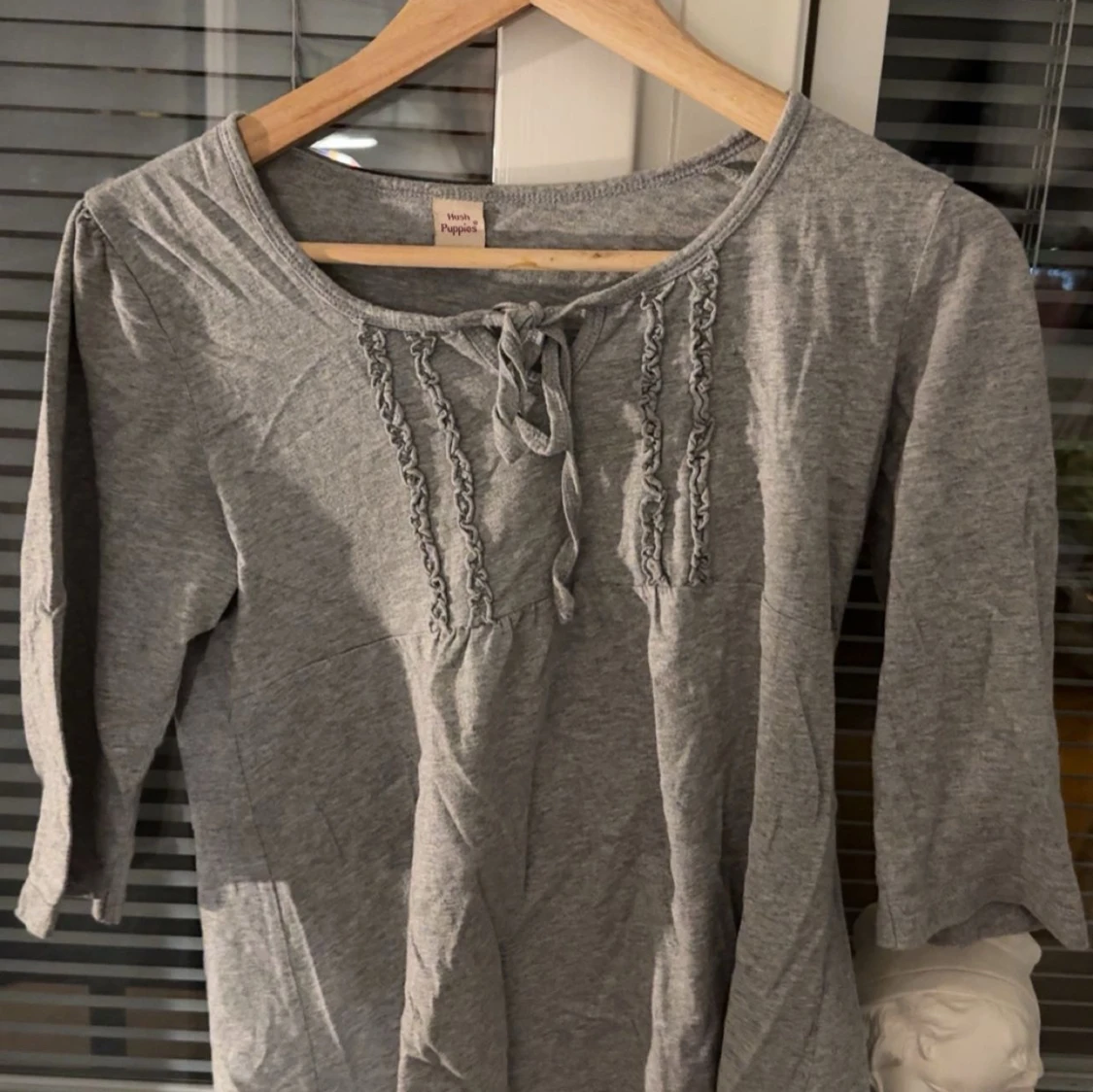 Grå tröja med rosett på