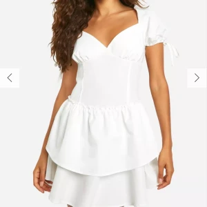 Studentklänning  - Superfin vit studnet klänning, helt oanvänd med lappen kvar🫶🏻