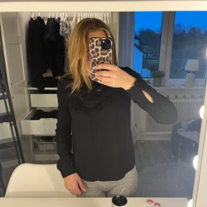 svart blus - svart blus från zara. Aldrig använd.