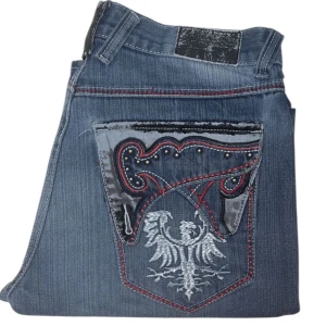 Red Ape Baggy jeans - Red Ape Baggy jeans. W36. Saknar knapp vid gylf och båda bakfickor. En Belt loop har lossnat (bild 3) [Ytterbenslängd 118cm] [Innerbenslängd 86cm] [Midja 48cm] [Benöppning 25cm]