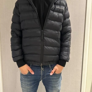 Peak performence jacka  - Säljer min peak performence jacka. Den är i skick 6/10. Den är som ny förutom hålet i ryggen som man ser på bild 5. Modellen är 178 och väger 61. Nypris=2000.  Pris kan diskuteras 