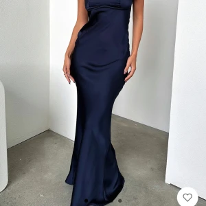 Balklänning  - Säljer min fina Balklänning från Thatsofetch den ser svart ute men är mörkblå i xs/s har sytt upp lite men stygnen går att ta upp o det syns inte 😍 org 1500