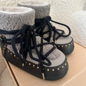 Inukii skor - Helt nya och alltså oanvända inuikii skor med grått fluff, guld detaljer och svart sula samt svarta snören. Kommer med karton❤️❤️ Strl 37. Pris kan diskuteras vid snabb affär, köpta för 4100 kr😘😘