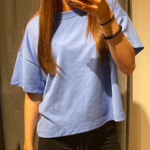 T-shirt  - En tjockare tshirt i S men sitter som XS också. Köpte från en loppis så vet inte vart den är ifrån. Användes en gång och är som ny!