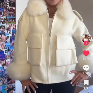 Vit pälsjacka! - Såå snygg vit pälsjacka från märket ssshop.se🩷första bilden är lånad, men de andra två är mina. Nypris är 3899kr, mitt pris är 1800kr. Finns defekter och lite små fläckar men inget man tänker på. Pris går att diskutera! 🩷🩷🩷