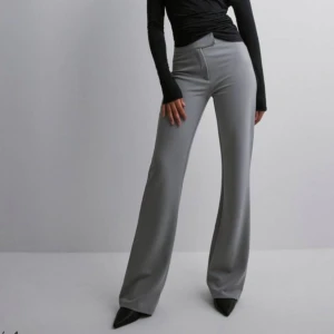 Grå kostymbyxor - Gråa kostymbyxor från nelly. Aldrig använda med prislapp kvar. Säljer då jag beställde dem inte passar mig :) pris går att diksuteras. 