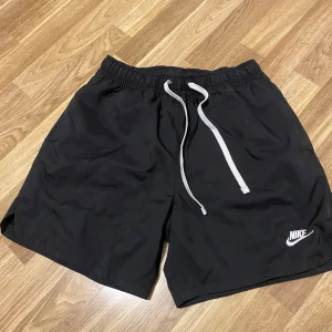 Nike flow shorts - Svarta Nike flow träningsshorts i storlek s. Perfekt för träning och sporter. 