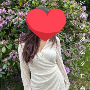 Elegant studentklänning i toppskick!! - Säljer min underbara Studentklänning som jag fullkomligt älskar men känner att det är dags att låta någon annan få glädje av den. Den är i **perfekt skick** och endast använd en gång under studentdagen. Den är både stilren och bekvämlig. Nypris 600. 