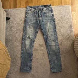 Crocker jeans - Crocker 308 Tapered jeans i strl 27/32 med revor. För små för mig därav säljer vidare.  Bra skick.