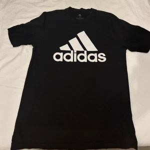 Adidas t-shirt  - Fin svart T-shirt från Adidas. Bra skick, inga skador.