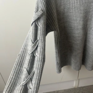 Unik stickad tröja  - Super snygg stickad tröja med kryss på båda ärmarna, står strl L men passar S då den är liten i storleken. Köpt secondhand 