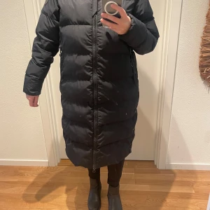 Everest dunjacka - Märkt som storlek 36, så är den stor i storleken. Jag brukar vanligtvis ha storlek 38 till 42 i andra kläder, men denna jacka passar perfekt. Jag är 166 cm lång och jackan går strax under knäna, med en längd på 100 cm från axeln till nederkanten.
