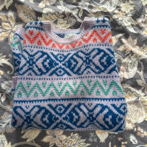 Jättefin Benetton stickad tröja - Stickad tröja från Benetton. Står ingen storlek på, men passar väl XS-M, beroende på vilken passform man är ute efter. I riktigt ull. 