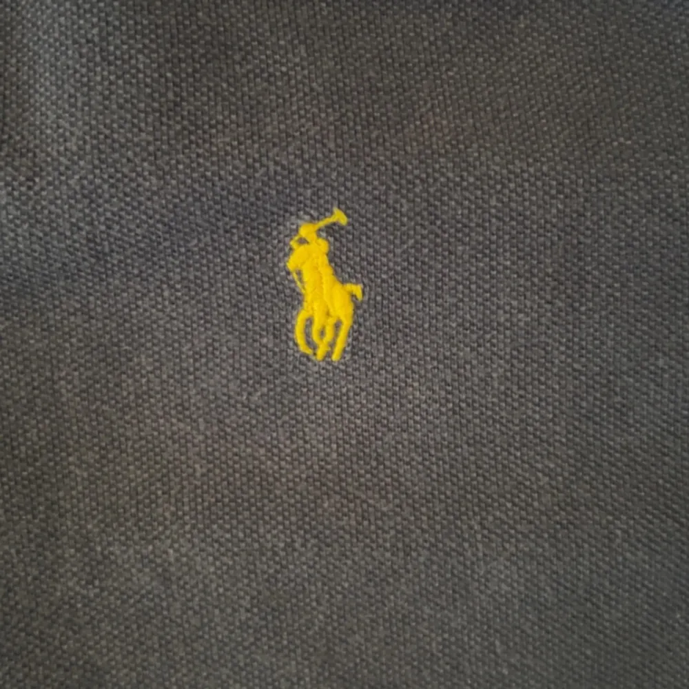 Mörkblå Polo Ralph Lauren piké i bra skick! Nypris ligger uppåt 1000. Är i L barnstorlek men sitter som S vuxenstorlek. T-shirts.