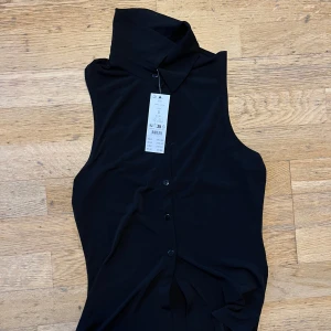 Gina Tricot Topp - Helt ny! ✨ Köptes tillsammans med en tröja och tre Jeans 🙌 Storlek S 💕 Hör av er vid intresse eller frågor 🫶🏽🫶🏽