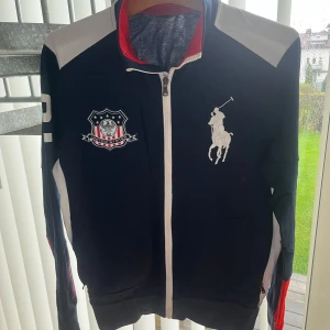 Polo Ralph Lauren Sport S - Polo Ralph Lauren Sport  Storkek S Zipper & 3 Fickor Skick 7/10 (inga fel, inga fläckar, inga tydliga spår av användning)