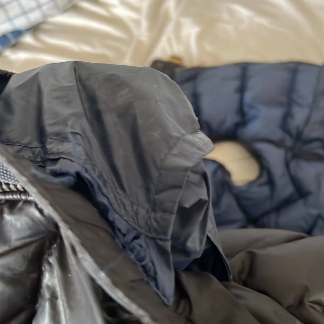 Äkta väst har bara ett litet håll på högra fickan  - 91