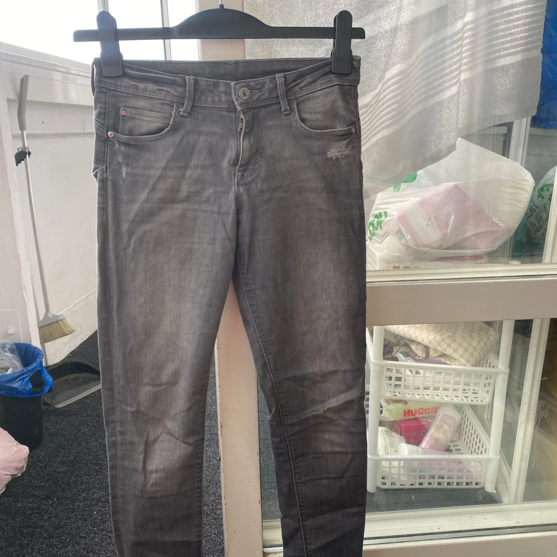 Gråa jeans