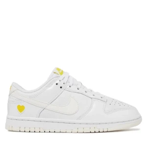 Nike Dunk Low - Vita Nike skor. Skorna är använda en sommar. Skicket är ok. Vid köp så tvättas skorna upp rejält, både utsida, snören och sula.