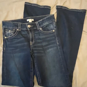 LOW RISE BOOTCUT JEANS - Så coola jeans utan defekt, skönt material❤️