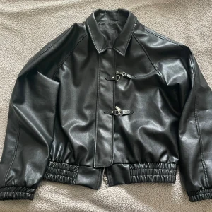 Skinnjacka (läderimitation) - Säljer den här jackan, har använt den bara 3 gånger.