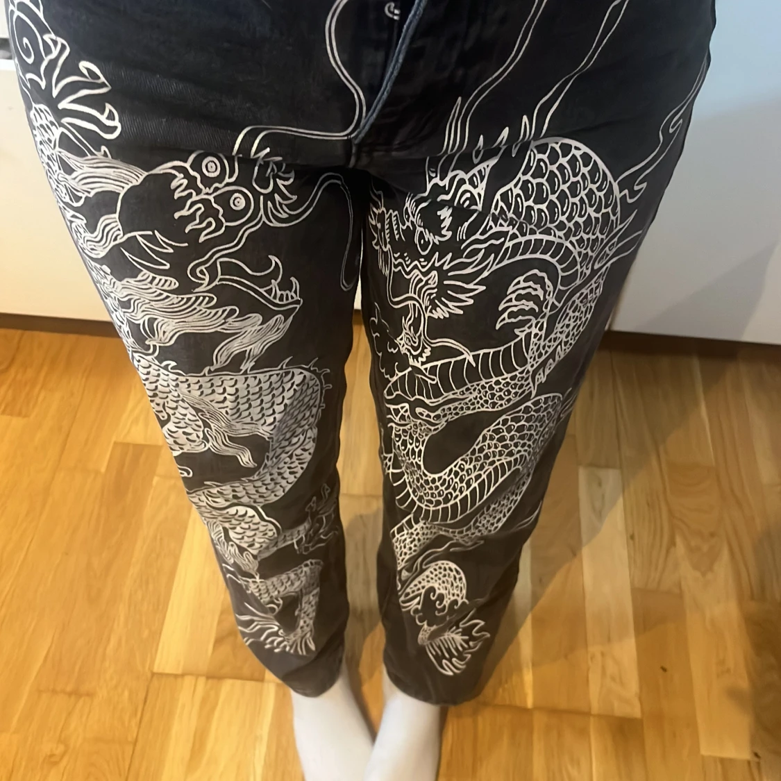 Jeans med drakmönster - 92