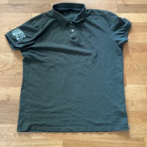 Mörk Grön Sail Racing Piké - Bra skick Storlek XL men liten i storleken. 249kr men kan diskuteras.