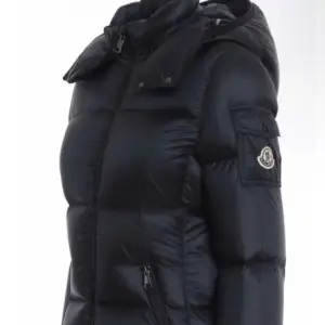 Säljer denna moncler jacka, kom privat vid frågor och mer bilder om ni är intresserade! De är dam modell! Stolek 1 vilket motsvarar S typ