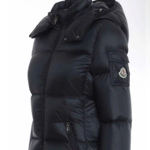 Moncler jacka - Säljer denna moncler jacka, kom privat vid frågor och mer bilder om ni är intresserade! De är dam modell! Stolek 1 vilket motsvarar S, nypris på monclers hemsida är 18 100kr, kan sänka pris vid snabb affär!