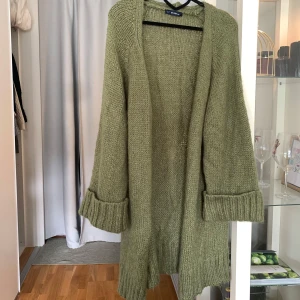 Dilvin Knit storlek M 100% ull - Grön lång stickad kofta 100% ull storlek M. Små fina fjun i materialet som man inte ser på bild 