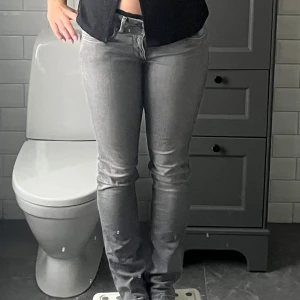 Lågmidjade jeans! - Superfina lådmidjade jeans från pepejeans i strl 27/32! E lite längre än till hälarna på mig som är 164! I svensk storlek är byxorna S/M!