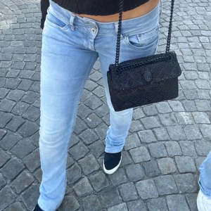 Lågmidjade jeans - As snygga ljublåa jeans från pepe london. Innerbenslängden-85 midjemåttet-74💞💞