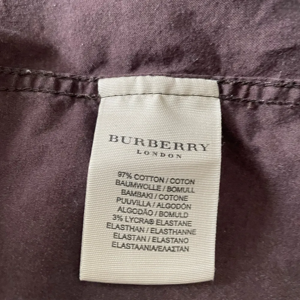 Burberry skjorta✅ Storlek M men sitter som s/xs Inget og därav priset  Säljes då den ej passar längre Kan även bytas mot något snyggt bälte eller keps 599kr billigare vid snabb affär ✅. Skjortor.