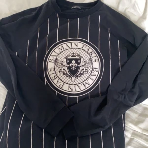 Balmain tjocktröja  - En riktigt fet balmain tröja. Sjukt ovanlig vilket gör den riktigt snygg. storlek m men passar s också . Köpt i affär. Ny priss 1700 mitt pris 599. Priset är inte hugget i sten så kom med förslag mvh. 