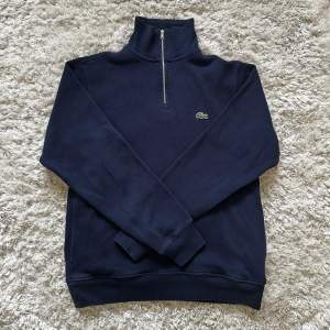 Säljer min snygga lacoste half zip sweater. Skick: 10/10 nästan aldrig använd. Nypris 1600kr. Hör av dig om du vill köpa eller om du har frågor.