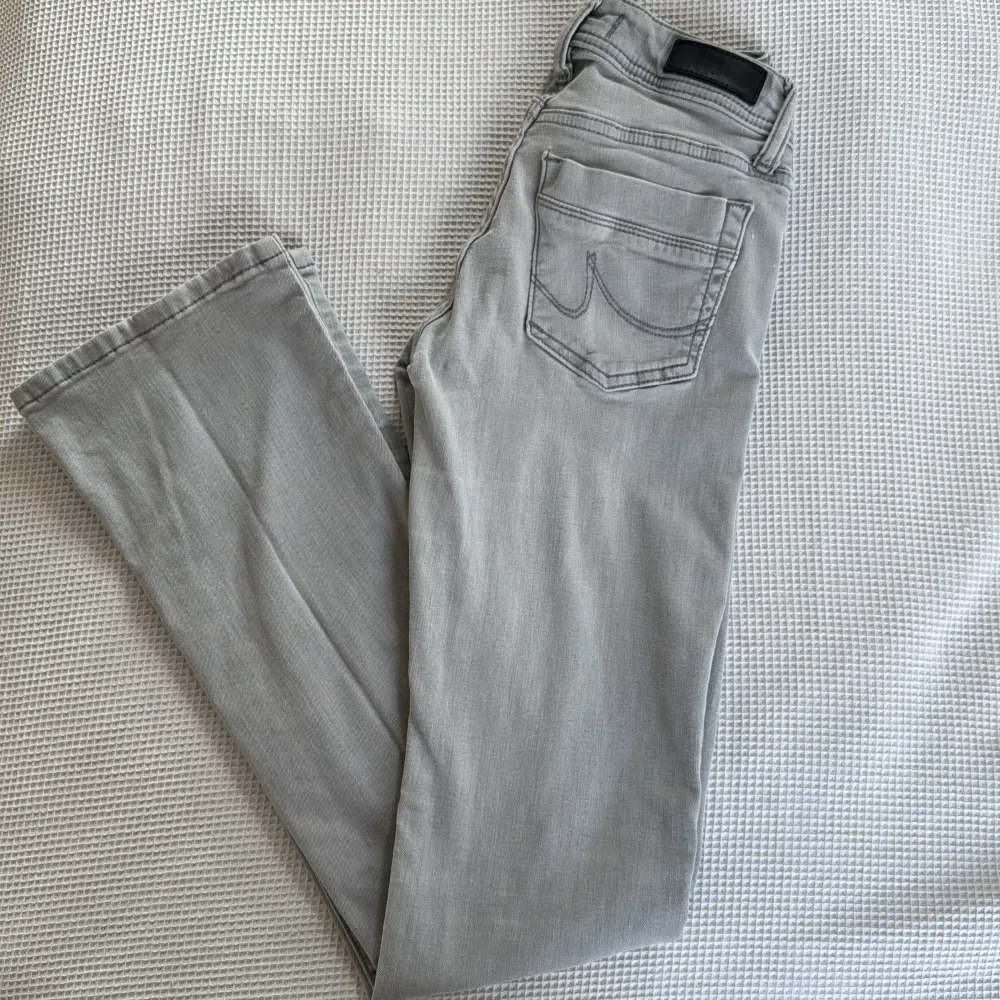 Säljer mina super fina ltb jeans då dem tyvär blivit för små, knappt använda och bra skick!💞Ordinarie pris: 949kr. Nupris: 500kr  . Jeans & Byxor.