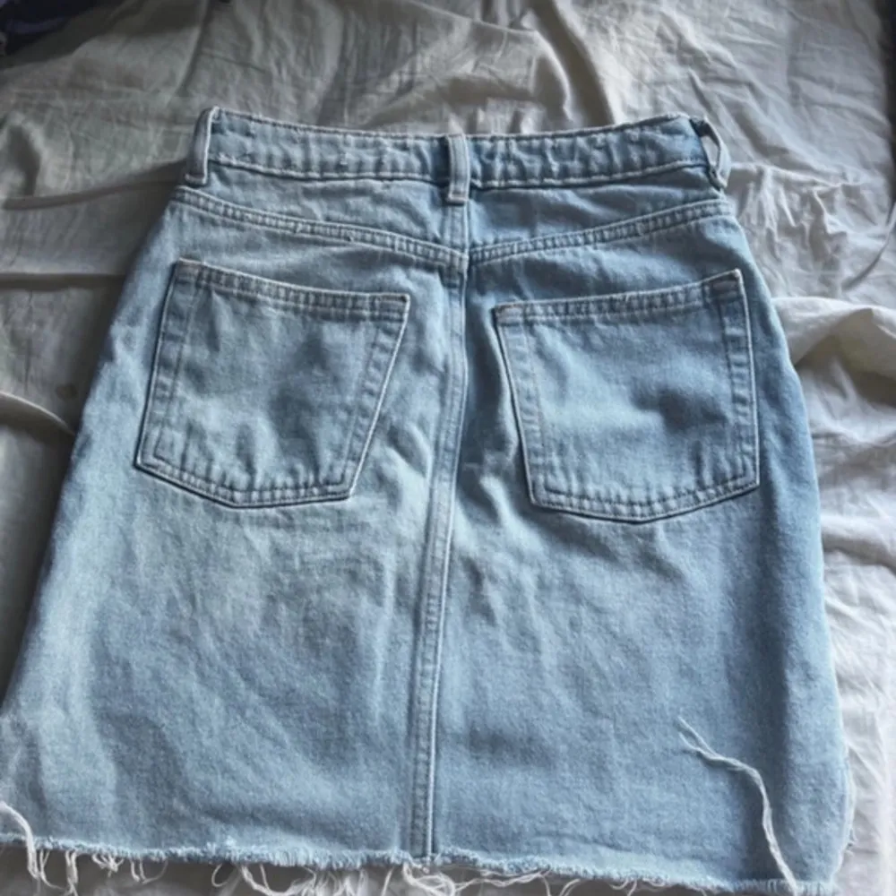 jeans kjol med slits på sidan, passar inte mig så säljs för den anledningen, pris kan diskuteras💕. Kjolar.