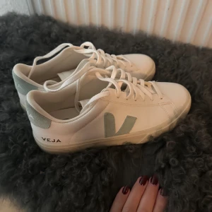 Veja skor  - Använda en gång, säljer pga kommer inte till användning. Som nya (Ser ut som smuts längst fram på den högra på första bilden men det är bara skuggan)